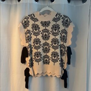 Floral Knit Sleeveless Sweater Top in Cream and Black